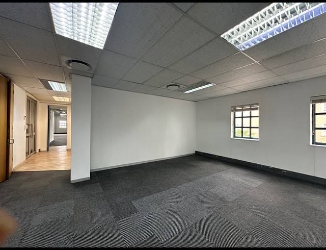 1,910M² OFFICE TO LET IN SUNNINGHILL
